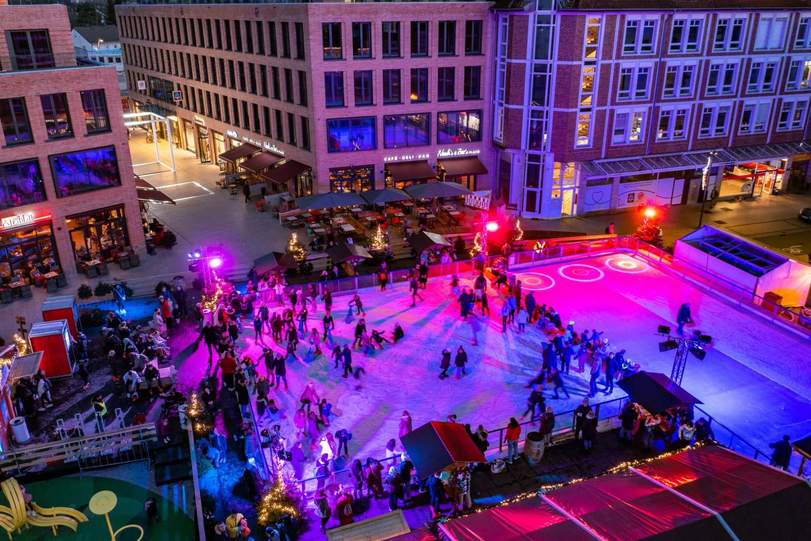 The Eierplatz in Monheim Mitte with the rink under a night sky. — Monheimer Sternenzauber Eislaufbahn