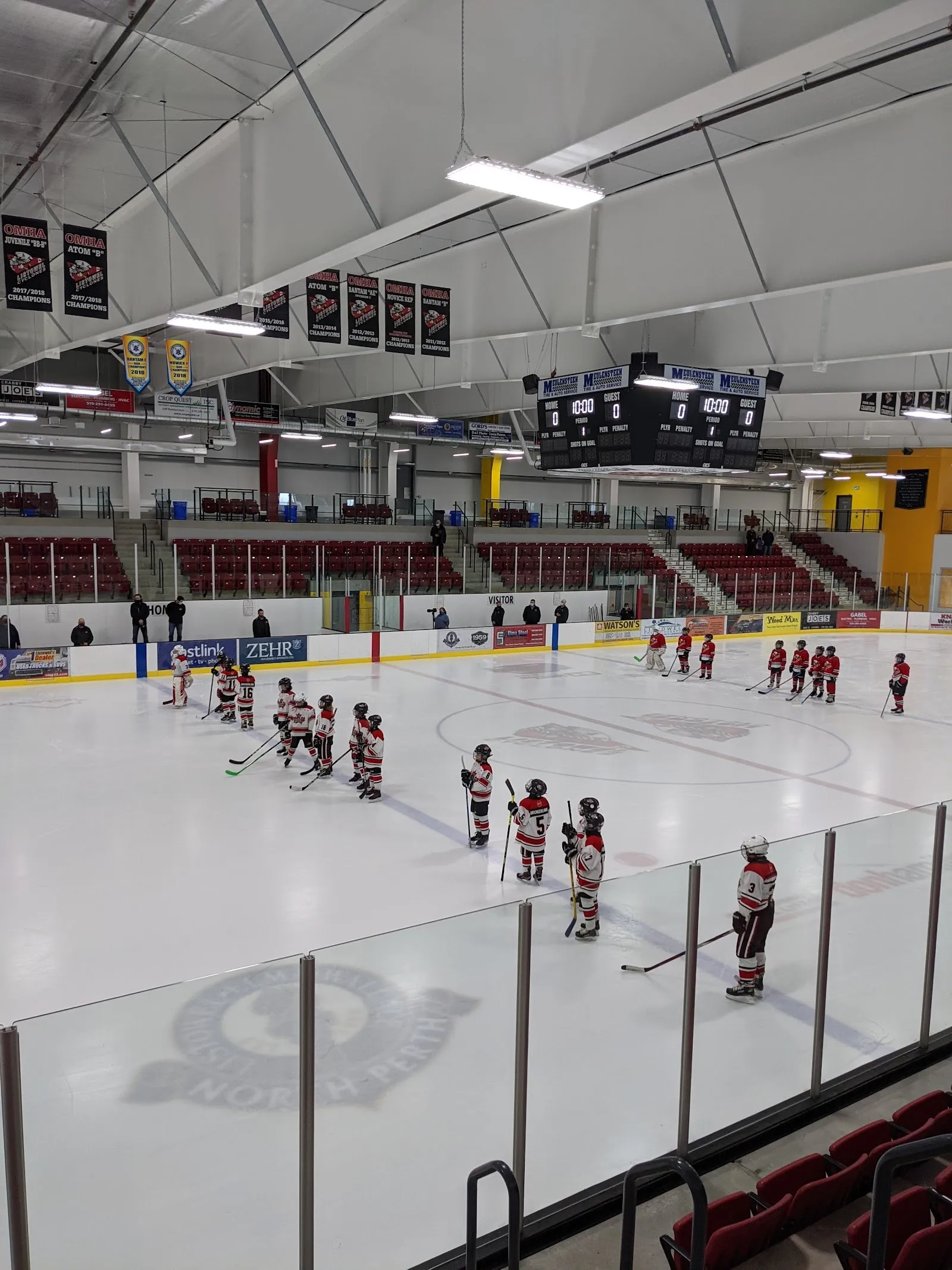 Una vista amplia de la arena desde las gradas, con un equipo alineado en el lado cercano y, más allá, unas largas gradas y un techo curvo. — Steve Kerr Memorial Complex (Listowel)