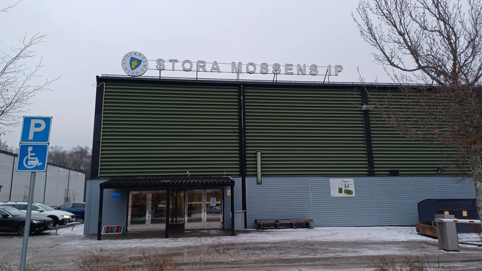 Entrance of the A-hall at Stora Mossens IP, Bromma — Stora Mossens ishallar