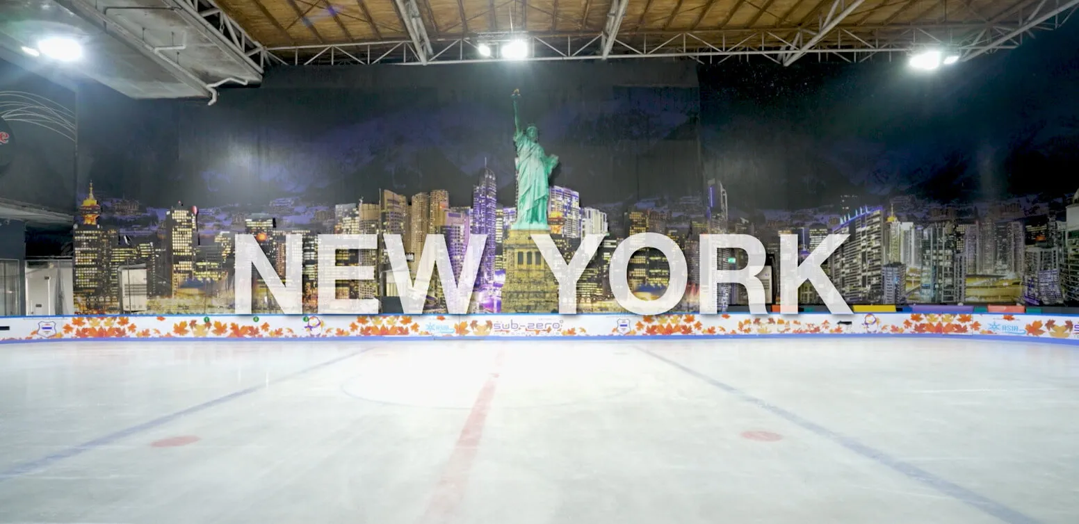The empty sheet at Esplanade Ngamwongwan-Khae Rai in front of its New York-themed painted backdrop. — Sub-Zero Ice Skate Club Esplanade Ngamwongwan