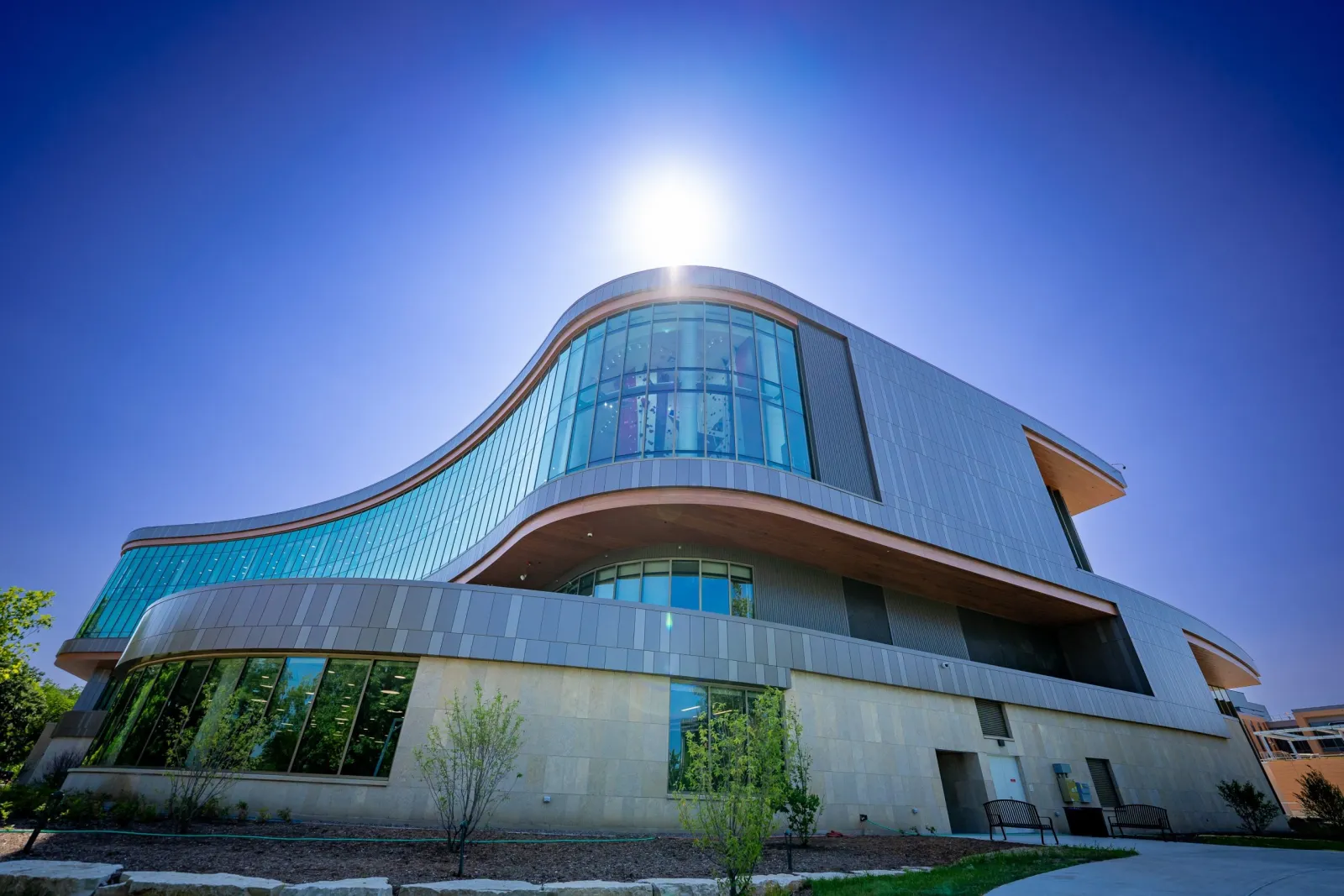 La fachada curva de vidrio y metal del Bakke Recreation & Wellbeing Center de la Universidad de Wisconsin-Madison, el edificio que alberga el Sub-Zero Ice Center. — Sub-Zero Ice Center