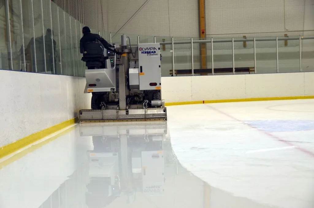 The ice surface of Sunderby ishall being resurfaced by an ice machine. — Sunderby ishall