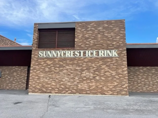 El letrero de Sunnycrest Ice Rink en el frente de ladrillo del edificio en Syracuse — Sunnycrest Ice Rink
