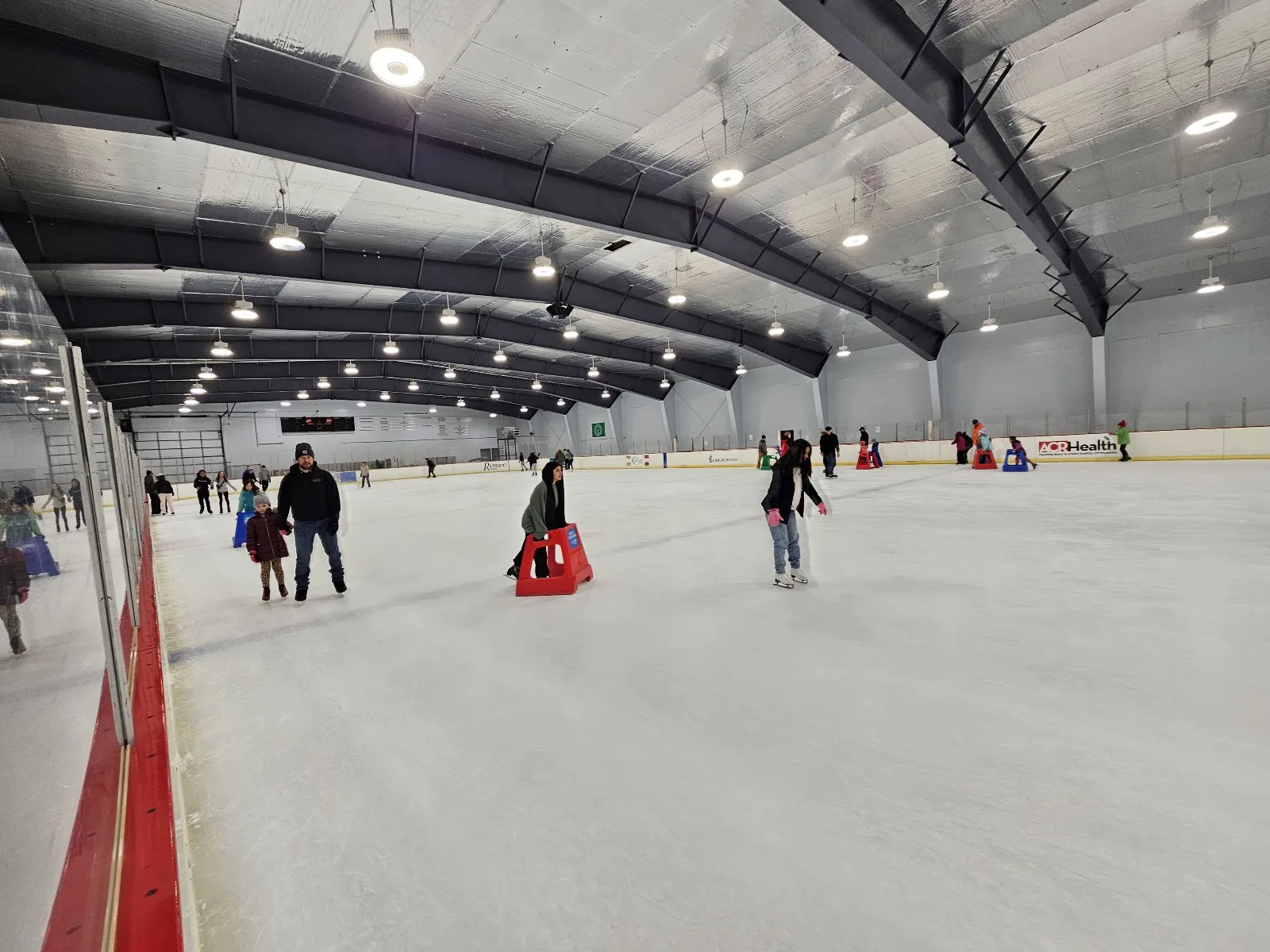 Patinadores en el hielo de Sunnycrest Ice Rink en Syracuse — Sunnycrest Ice Rink