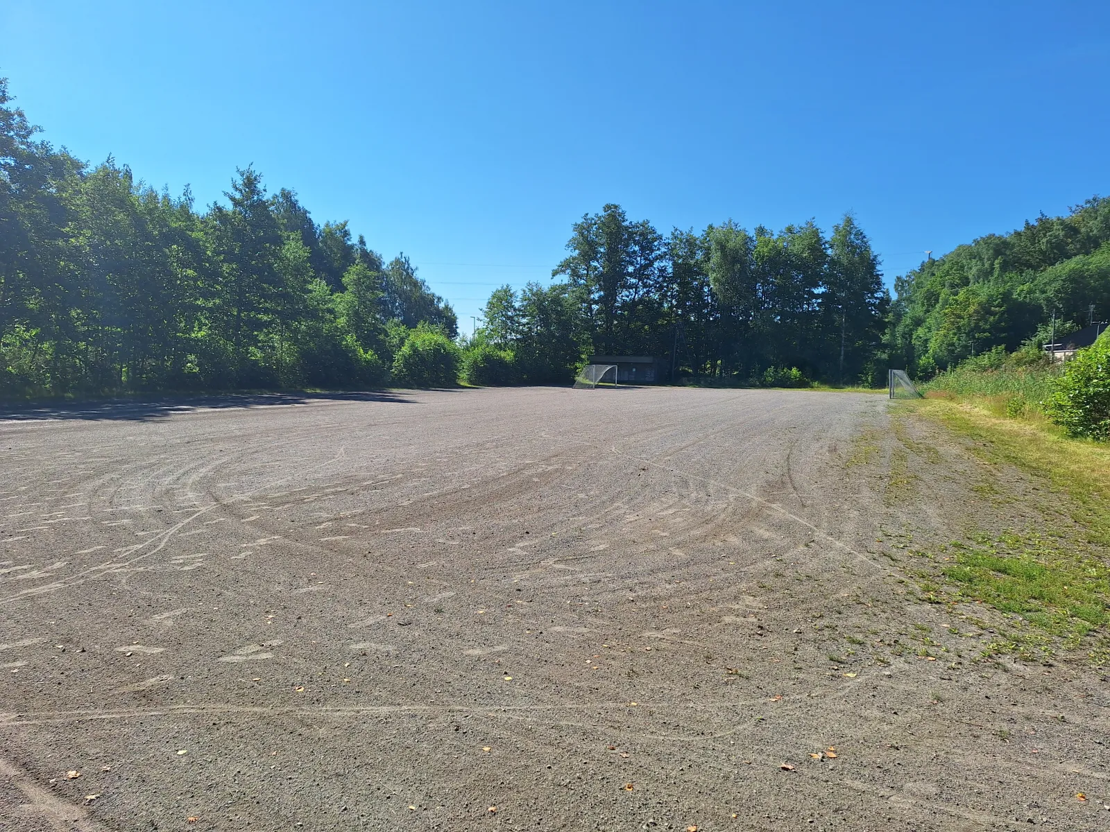 The Syvälahden field in summer, a ball field with a gravel (stone-dust) surface with goals; the City of Turku freezes its fields into skating fields in winter. — Syvälahden luistelukenttä