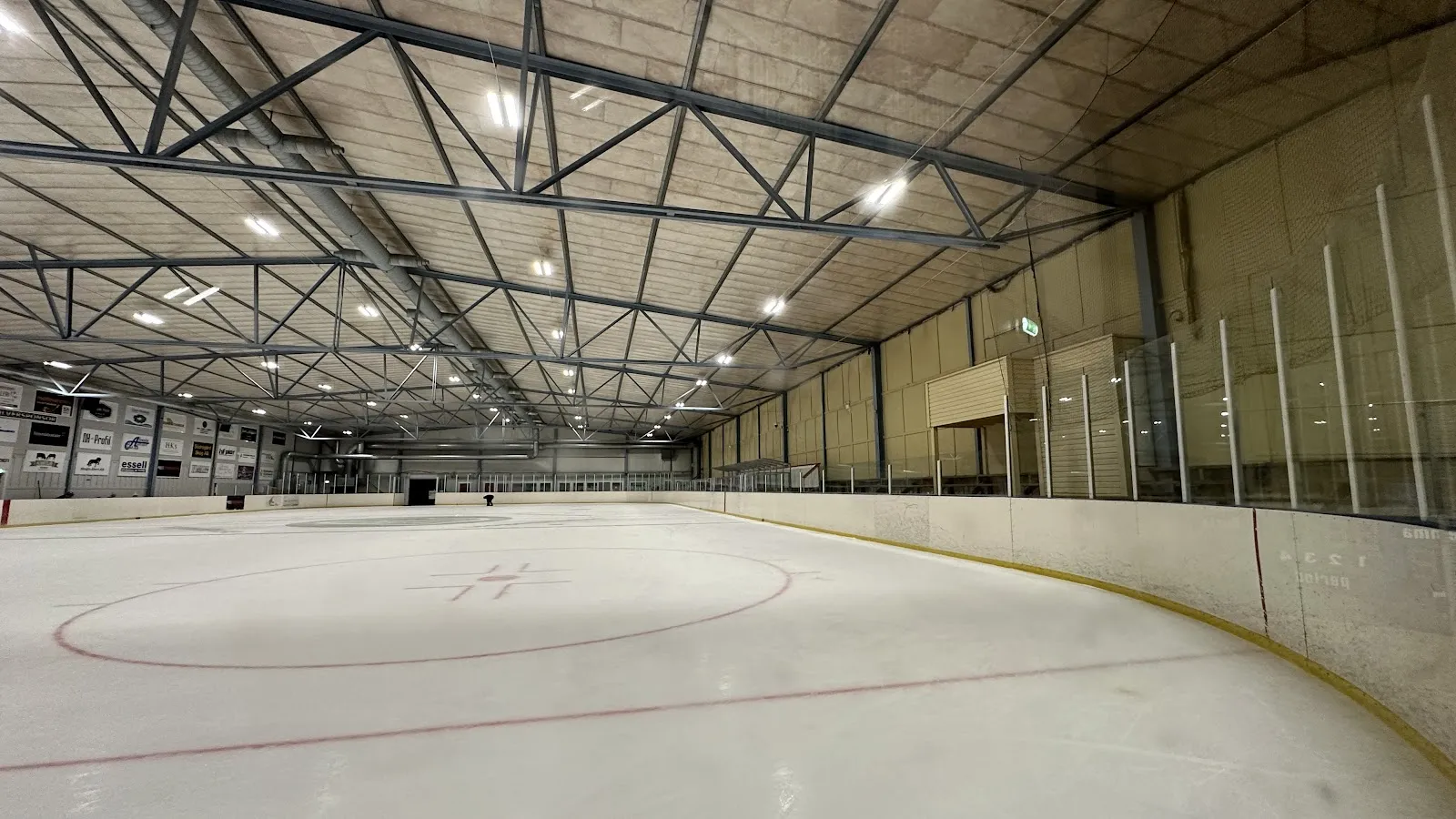 Den tomma isytan i Talavidshallen i Rydaholm (Google Maps-namn: Talavidsrinken) – Talavidshallen