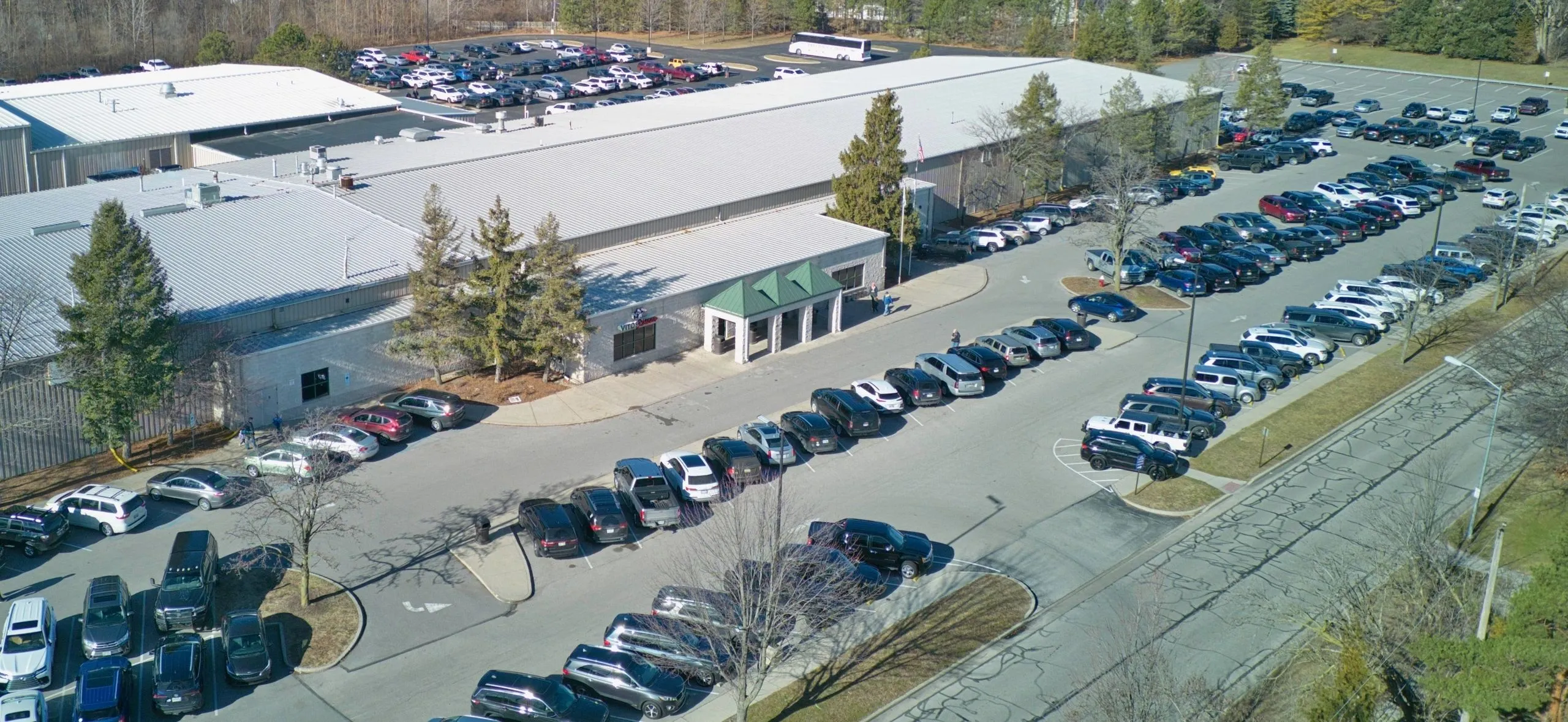 Aerial over a packed car park and green canopy — Sylvania Tam-O-Shanter