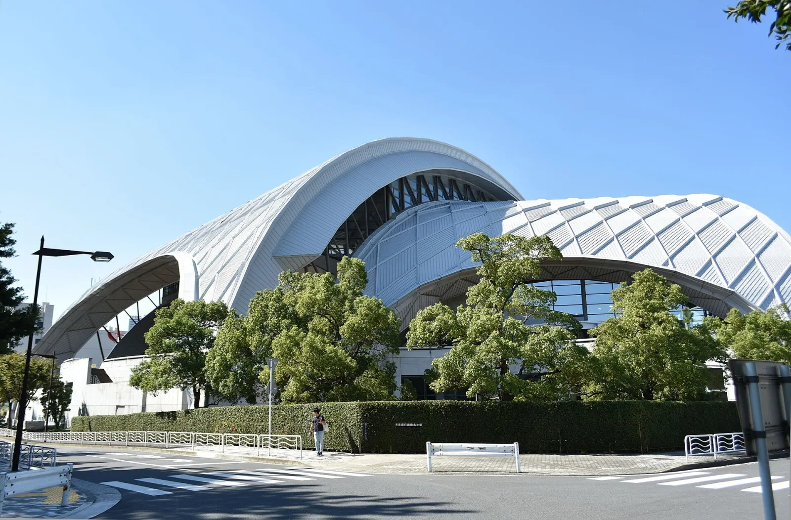 辰巳にある建物のアーチ形の屋根。1993年に東京辰巳国際水泳場として開業し、2025年からアイスアリーナになりました — Tanaka Kikinzoku Ice Arena (Tokyo Tatsumi Ice Arena)