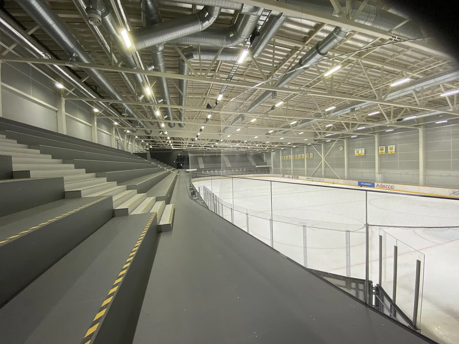 Ice and stands of Tesoman jäähalli (Wikimedia Commons) — Tesoman jäähalli