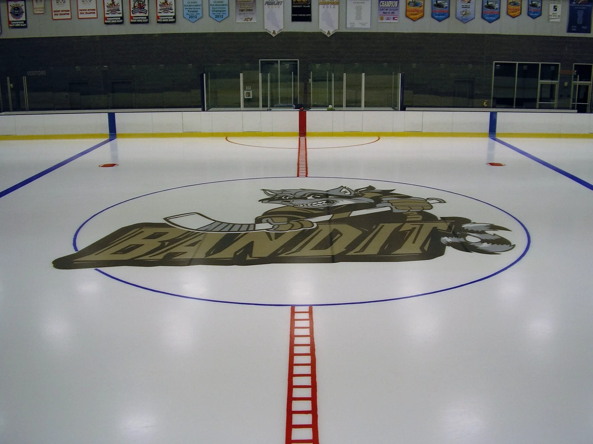 El logotipo de los Bandits en el centro de la pista — The ICE (Cumming)