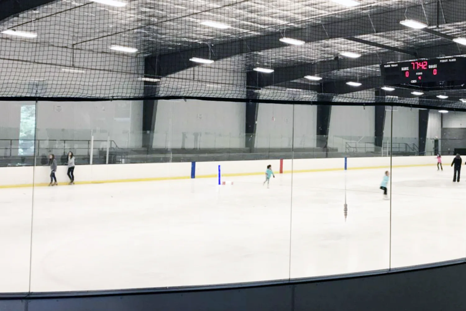 Patinadores del público en la pista, vistos a través del cristal — The ICE (Cumming)