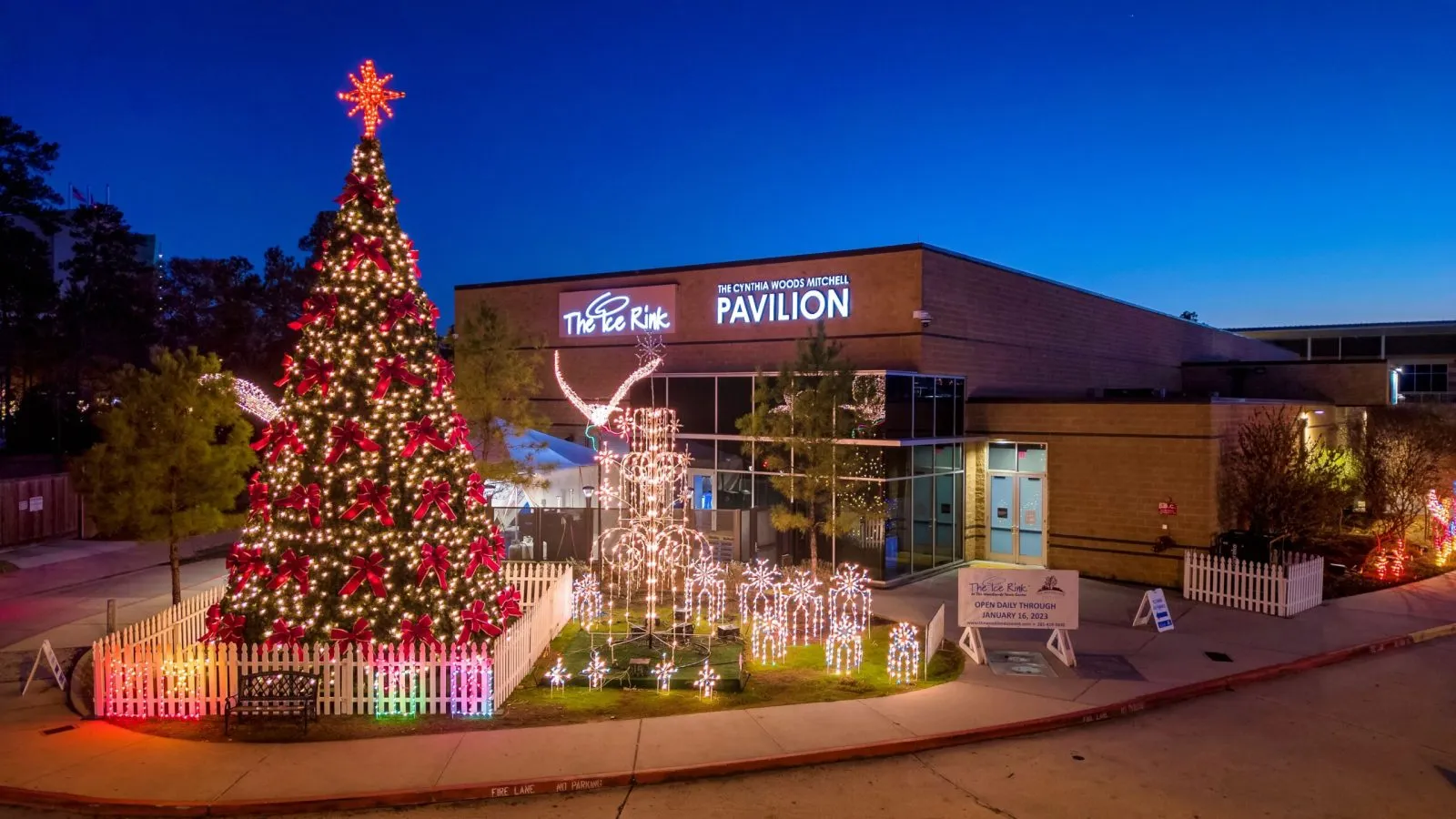 The Ice Rink junto al Cynthia Woods Mitchell Pavilion, iluminada para las fiestas — The Ice Rink at The Woodlands Town Center