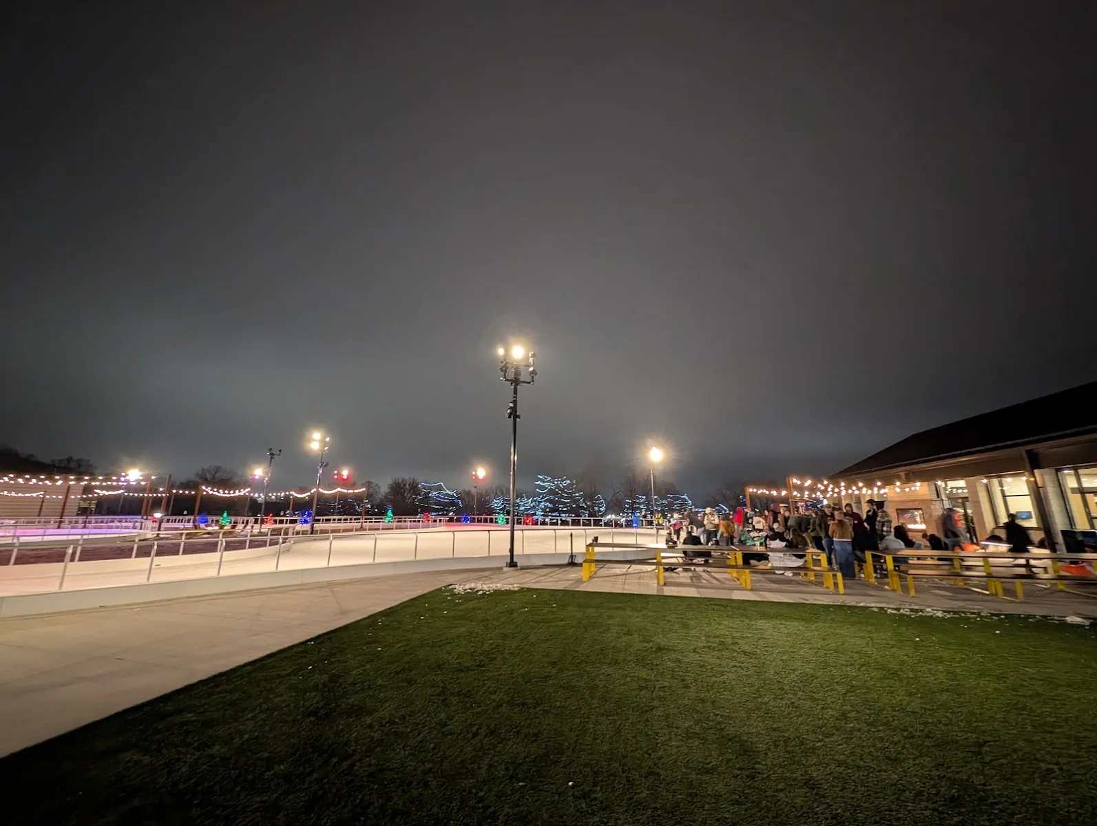 The Ribbon at Jacobson Plaza, Sioux Falls, iluminada de noche con la caseta de calefacción (foto del listado de Google Maps) — The Ribbon at Jacobson Plaza