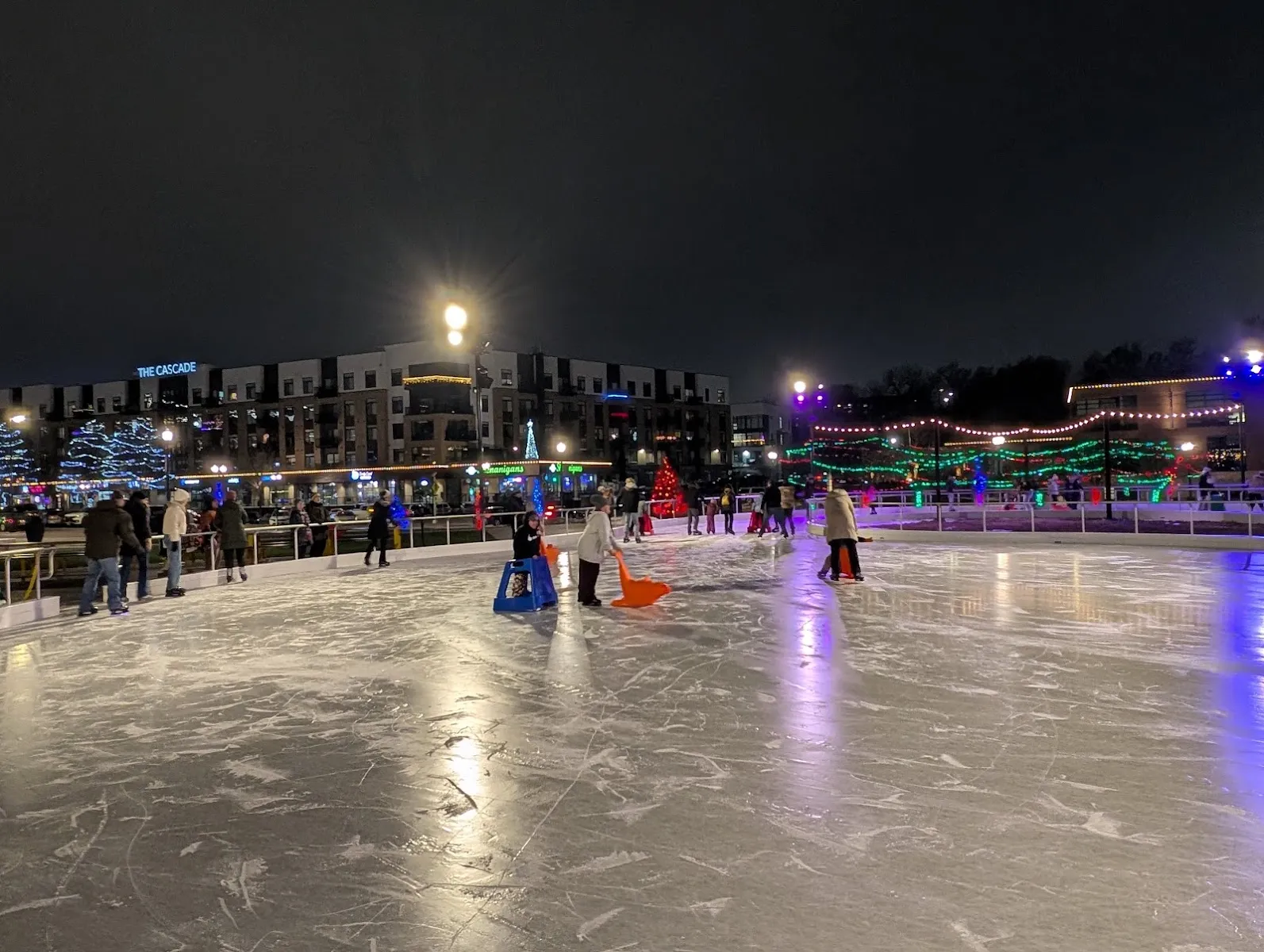 Patinadores en The Ribbon refrigerada de Jacobson Plaza, Sioux Falls, de noche (foto del listado de Google Maps) — The Ribbon at Jacobson Plaza
