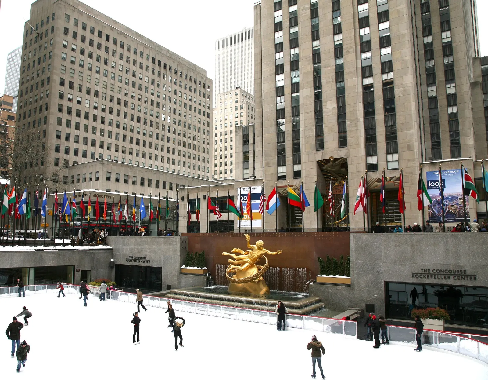 The Rink at Rockefeller Center con la estatua de Prometeo y los edificios del Rockefeller Center detrás (Wikimedia Commons, vincent desjardins, CC BY 2.0) — The Rink at Rockefeller Center