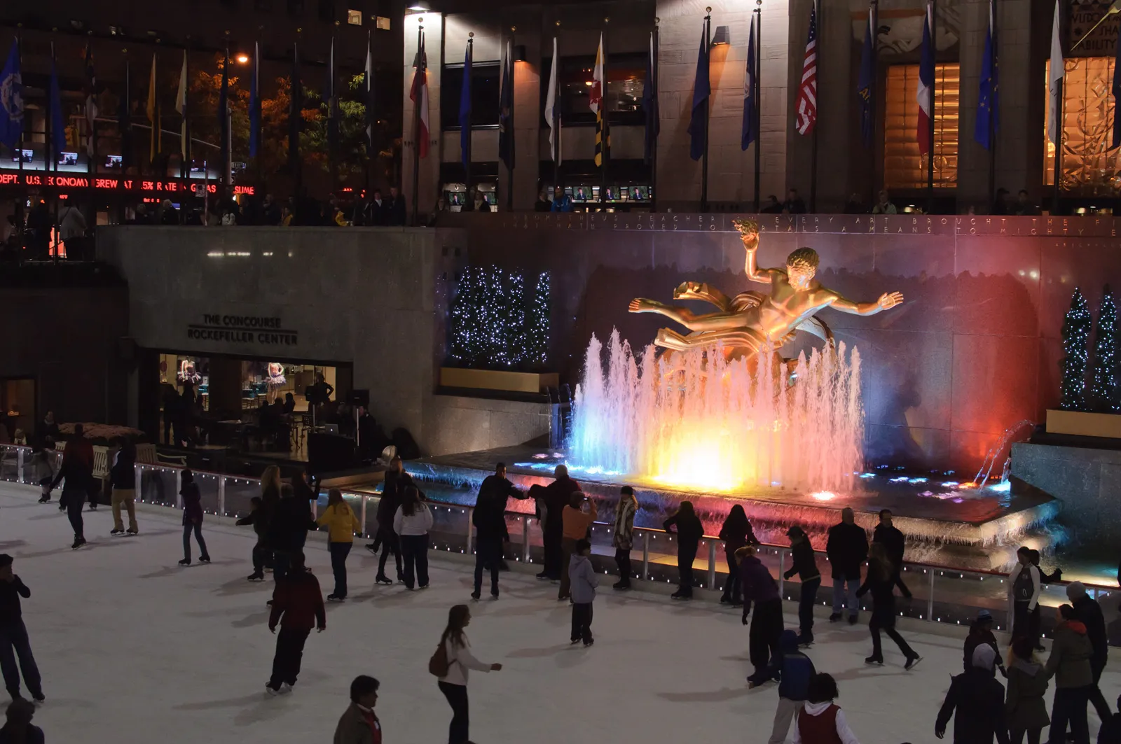 Patinadores en la pista del Rockefeller Center por la tarde, con la fuente de Prometeo (Wikimedia Commons, InSapphoWeTrust, CC BY-SA 2.0) — The Rink at Rockefeller Center