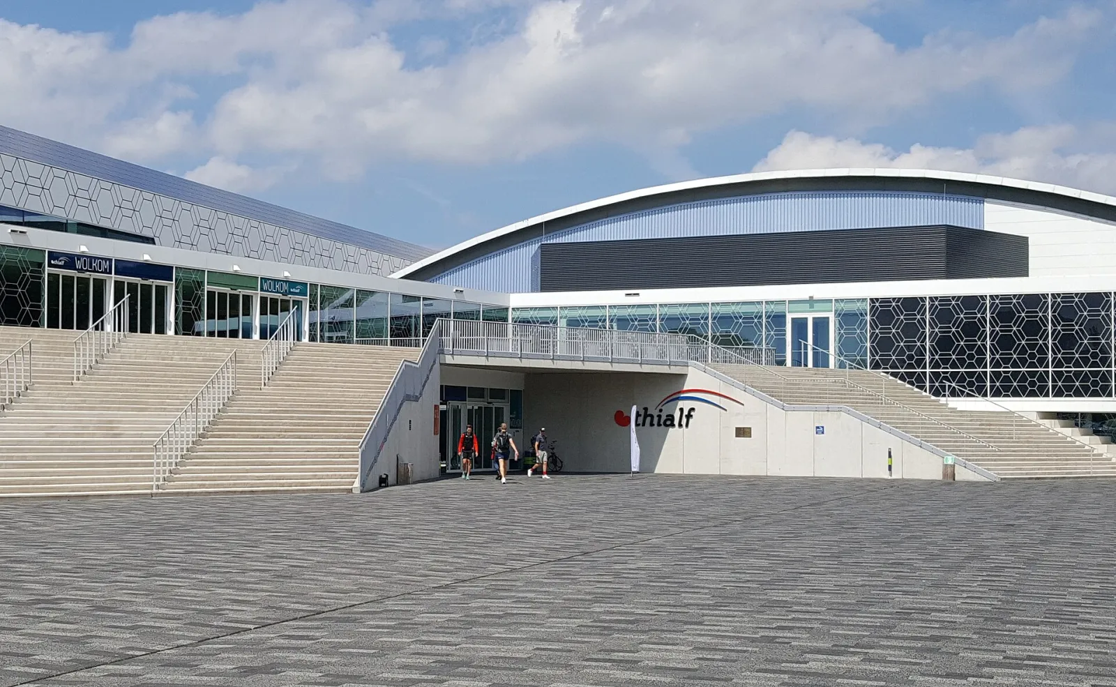De ingangszijde van het Thialf-ijsstadion in Heerenveen – Thialf