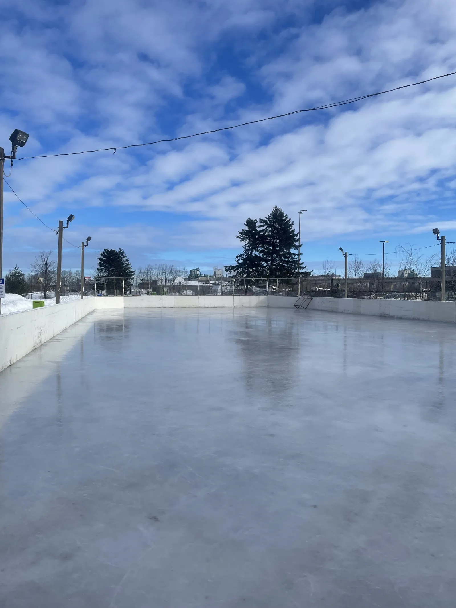 La pista con vallas de Third & High Park con una superficie de hielo despejada — Third & High Park Outdoor Rink