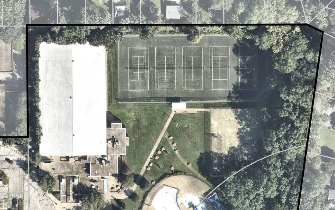 Vista aérea del complejo recreativo de Thornton Park: el gran edificio blanco con techo de bóveda de cañón de la arena de hielo junto a las cuatro canchas de tenis al aire libre, con el edificio anexo de ladrillo y la alberca al aire libre visibles abajo. — Thornton Park Ice Arena