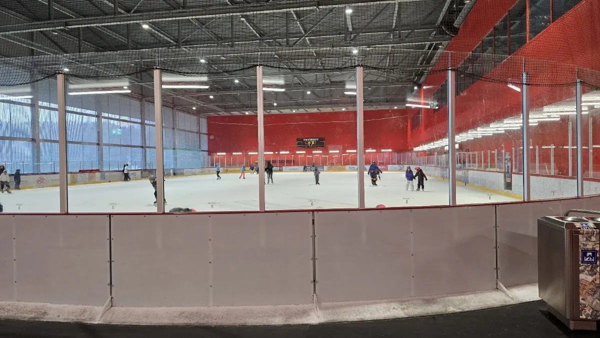 Public skating on the roofed outdoor ice field (Ausseneisfeld) of the Tissot Arena — Tissot Arena Eisbahn