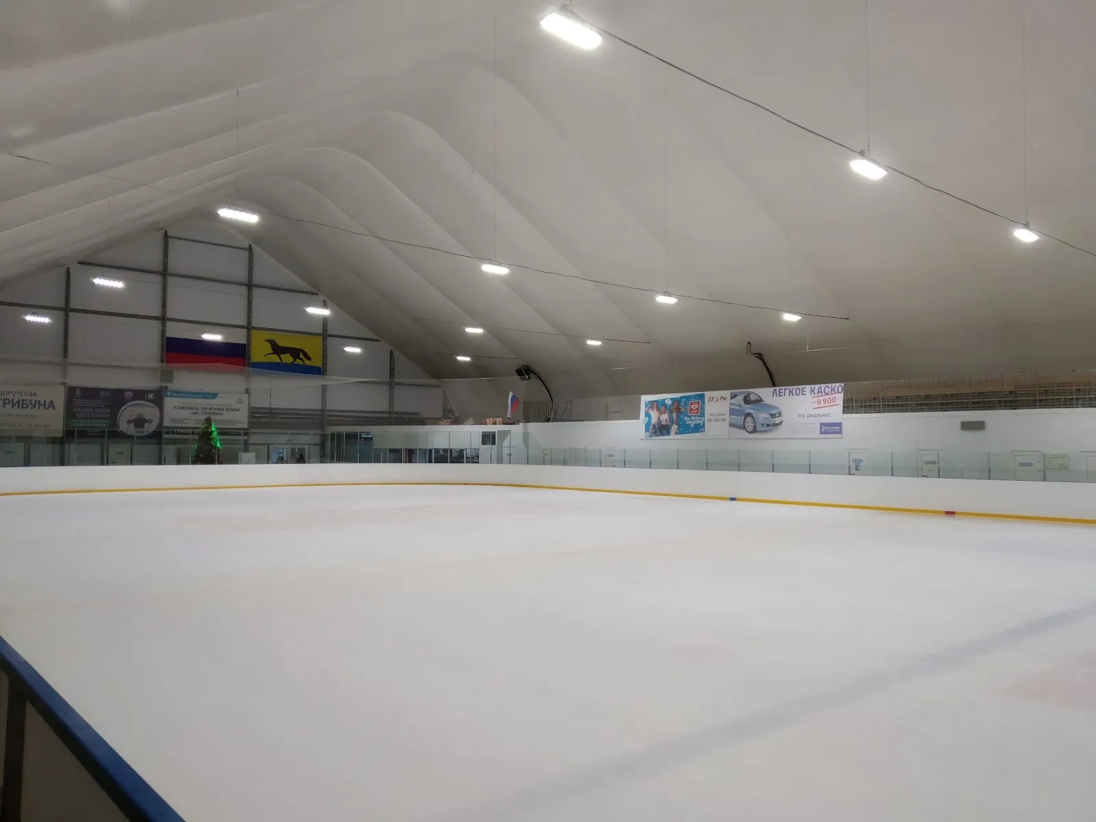 The empty ice sheet of the Titan ice arena in Surgut — Titan Ice Arena Surgut