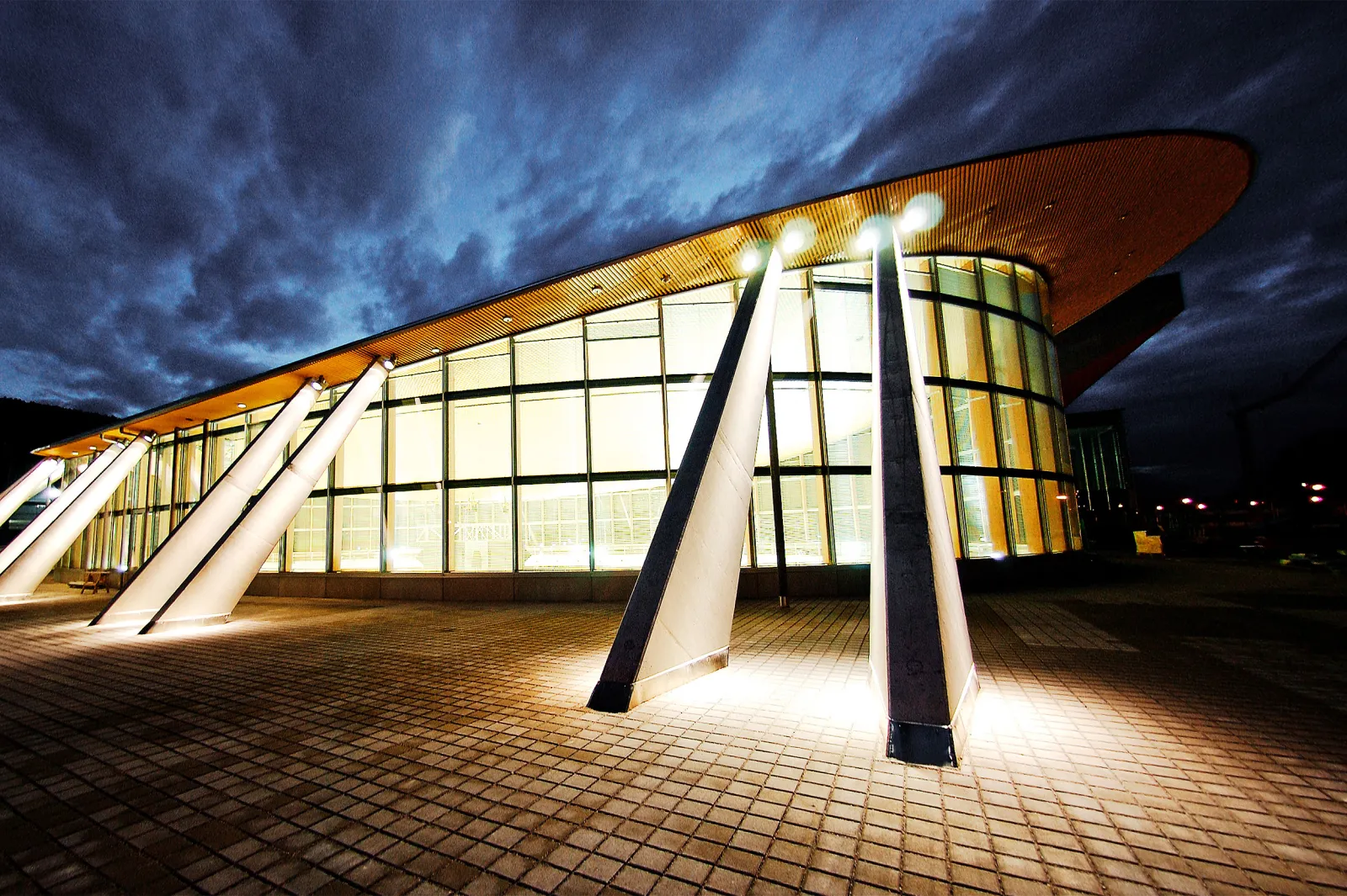 Die gläserne TIWAG Arena in der Olympiaworld Innsbruck in der Dämmerung – TIWAG Arena Innsbruck