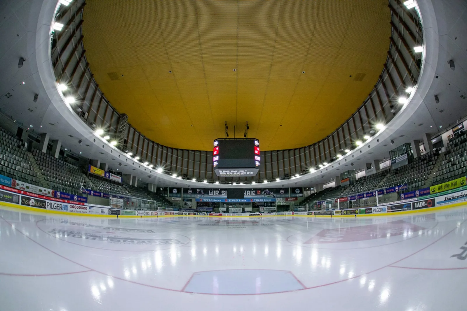 Die Eisfläche der TIWAG Arena in der Olympiaworld Innsbruck – TIWAG Arena Innsbruck