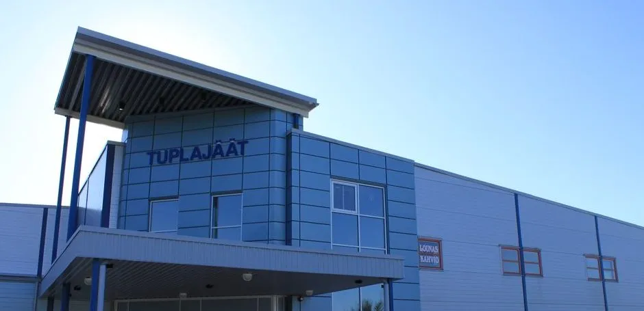 The entrance side of the Toivala hall in sunshine — Toivalan jäähalli (Tuplajäät)