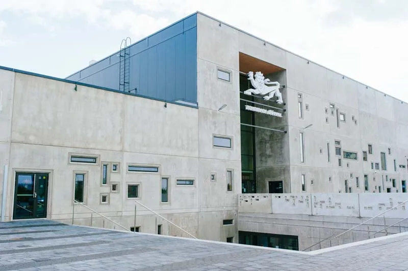 Tondiraba Ice Hall, Varraku 14, Lasnamäe: the concrete façade with the lion emblem — Tondiraba Jäähall