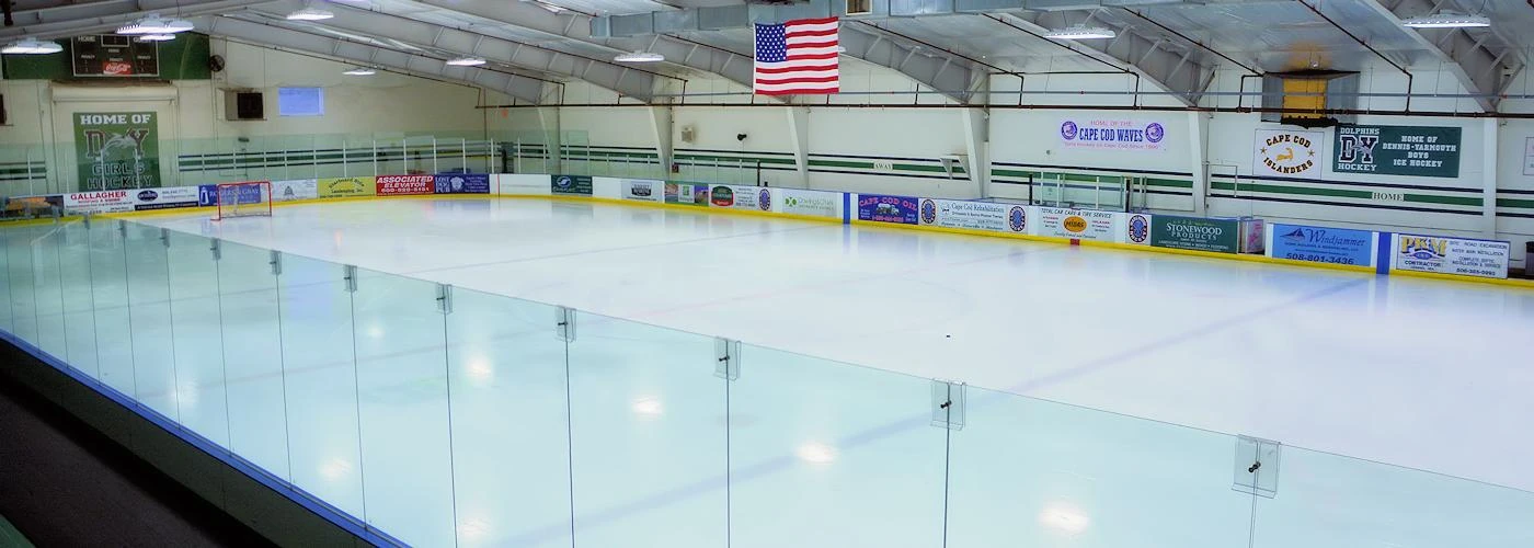 Toda la superficie de hielo dentro de Tony Kent Arena. — Tony Kent Arena