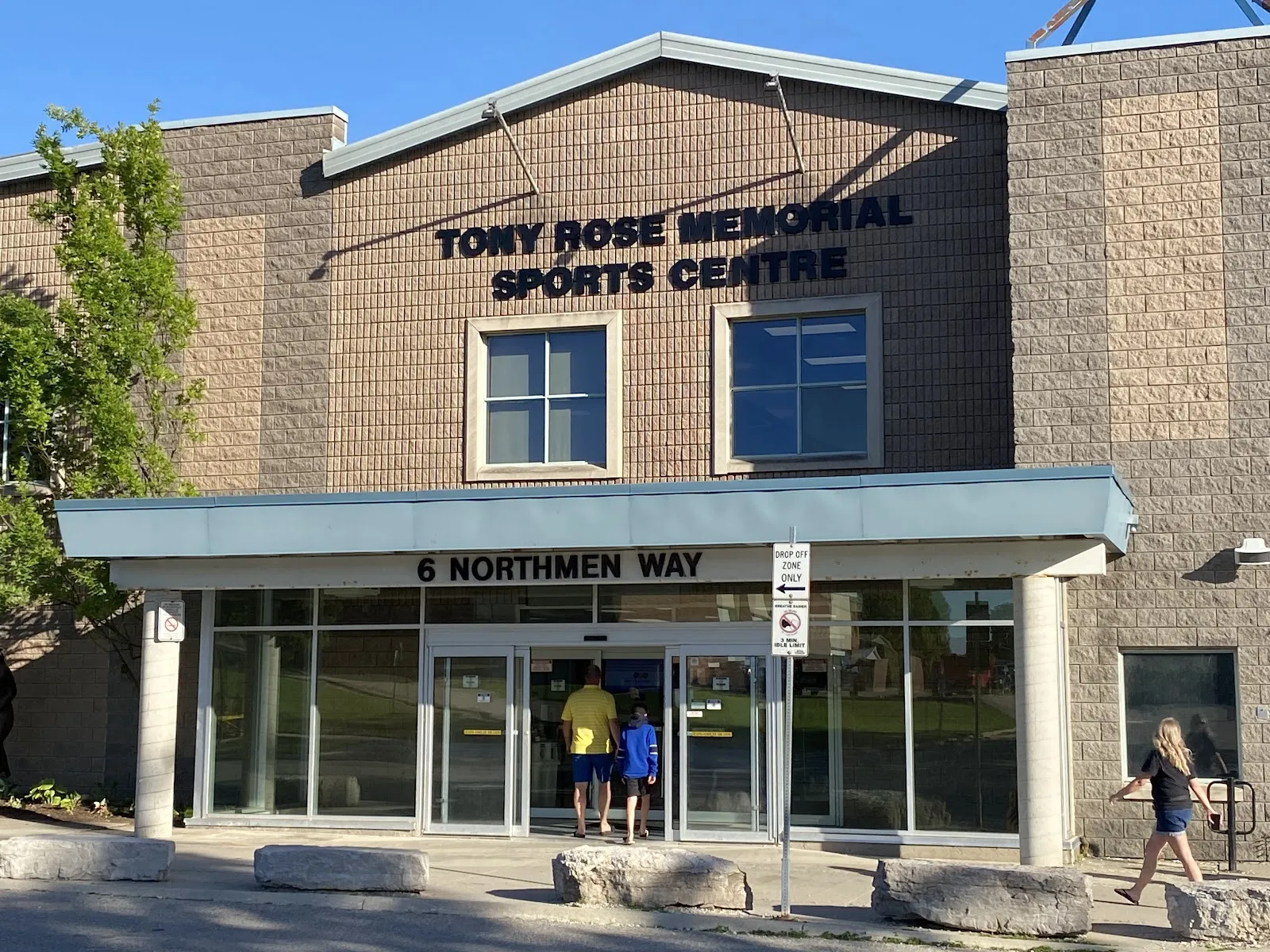 La entrada de ladrillo bajo el letrero de Tony Rose Memorial Sports Centre, con 6 Northmen Way sobre las puertas de vidrio. — Tony Rose Memorial Sports Centre