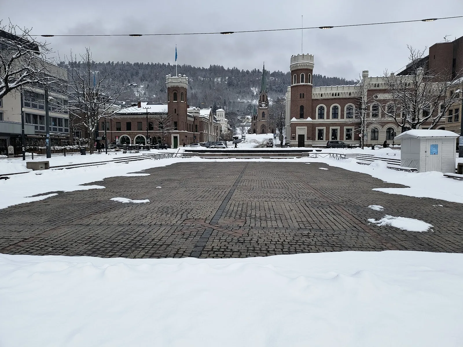 Bragernes torg om vinteren, den brosteinsbelagte plassen midt i Drammen der Torgisen legges ut i adventstiden. — Torgisen