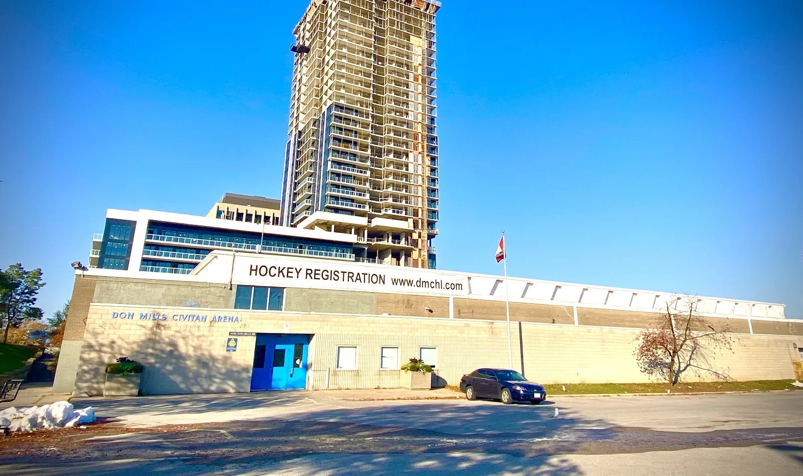 La Don Mills Civitan Arena en Don Mills Road, en Toronto, con su nombre en letras junto a las puertas azules de la entrada — Don Mills Civitan Arena
