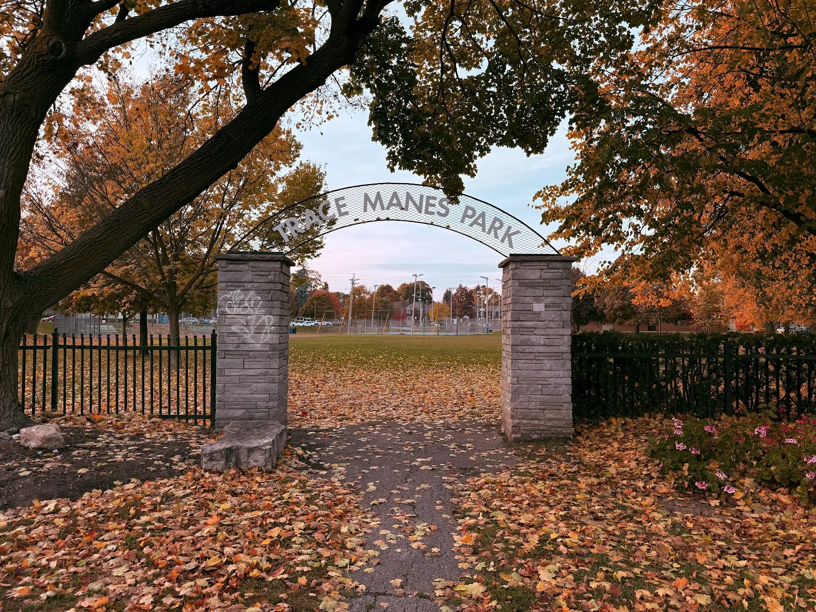 El arco de entrada de Trace Manes Park, en una foto de su ficha de Google Maps. — Trace Manes Park Natural Ice Rink