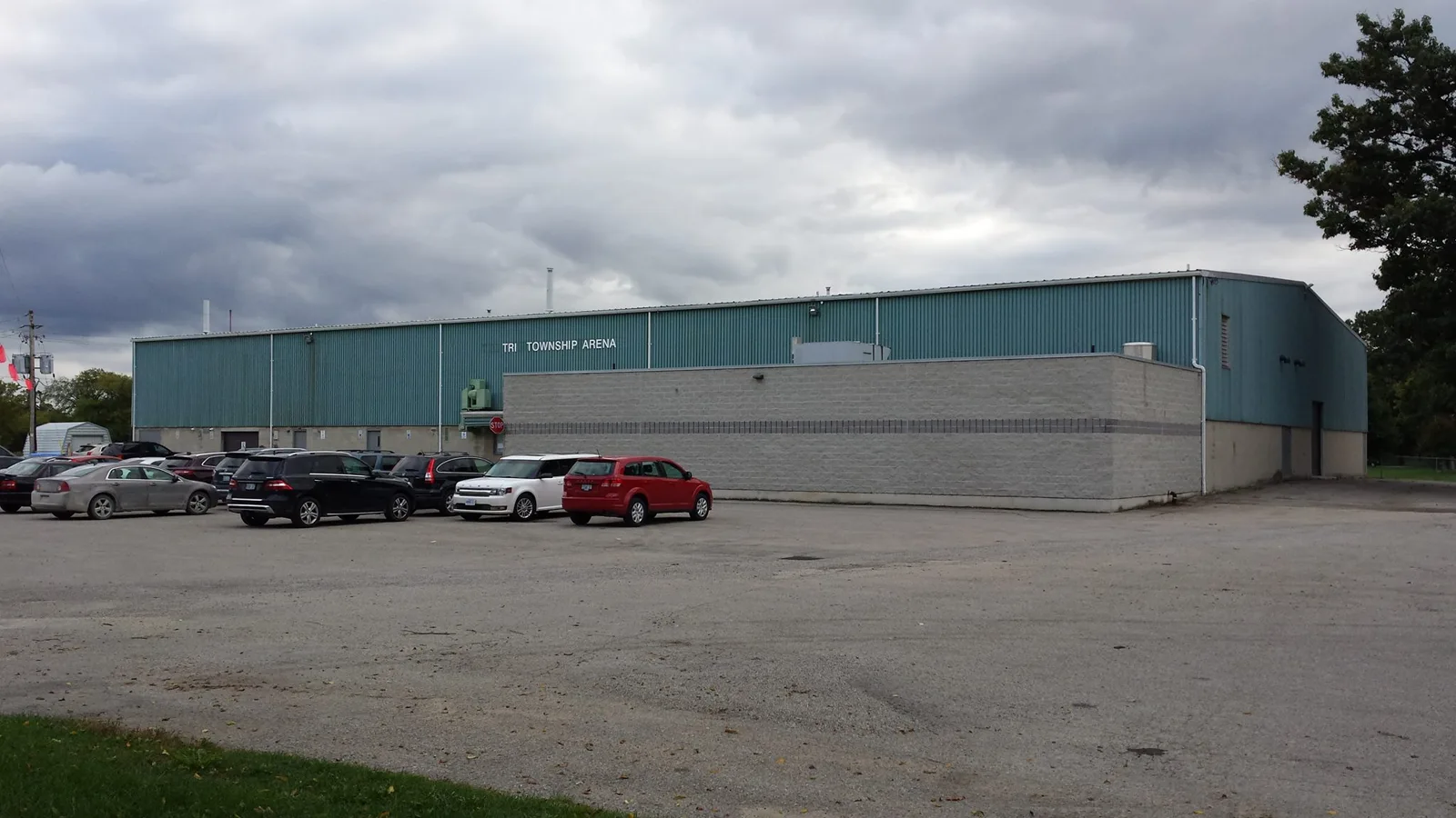 El edificio y el estacionamiento de la Tri-Township Arena — Tri-Township Arena