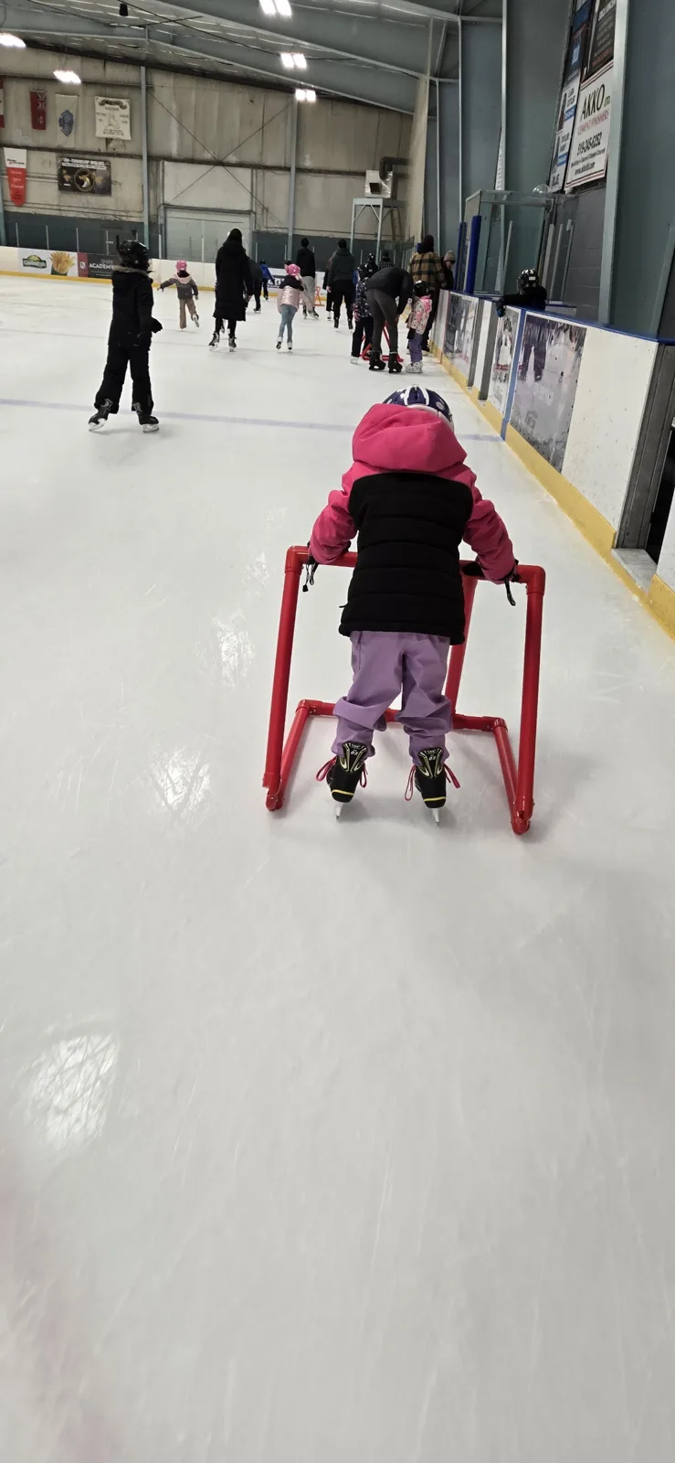Una joven patinadora con un apoyo para patinar en el hielo de la Tri-Township Arena — Tri-Township Arena