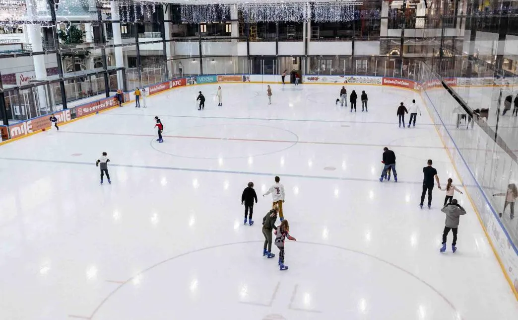 Skaters on the ice of the Triniti rink inside the TRINITI centre in Grodno — Triniti Ice Rink