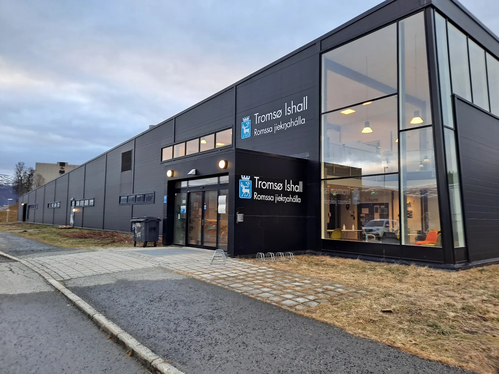 The entrance and black facade of Tromsø ishall at Templarheimen — Tromsø ishall