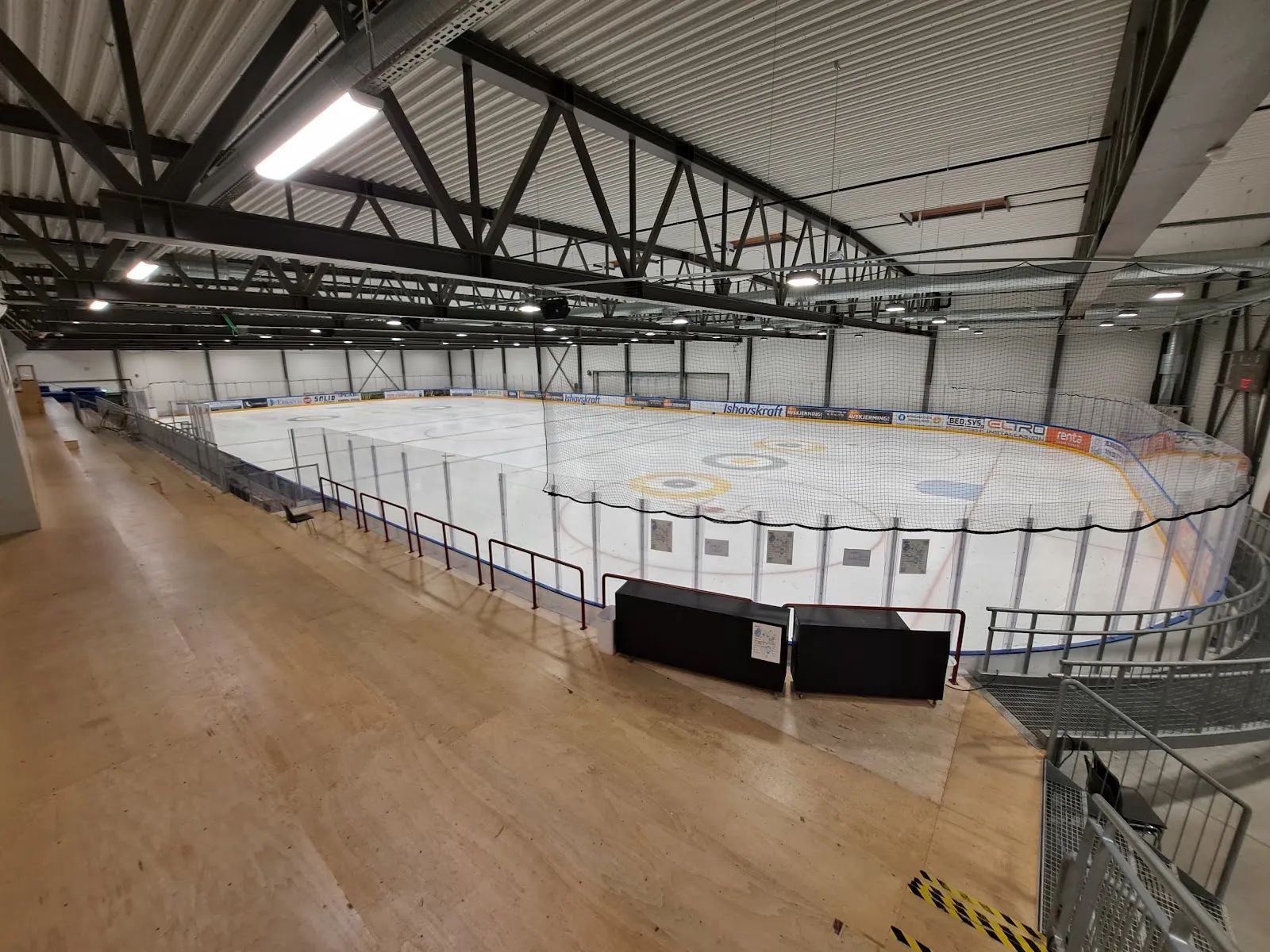 The ice surface and rink boards inside Tromsø ishall — Tromsø ishall