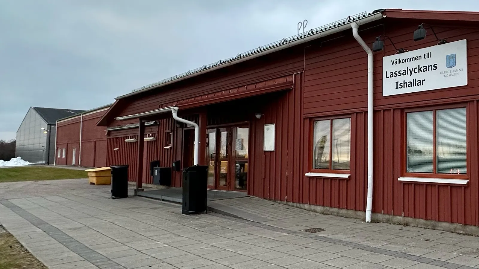 Den röda trästommade entrébyggnaden till Lassalyckans ishallar, Ulricehamns ishallar – Ishallen Ulricehamn