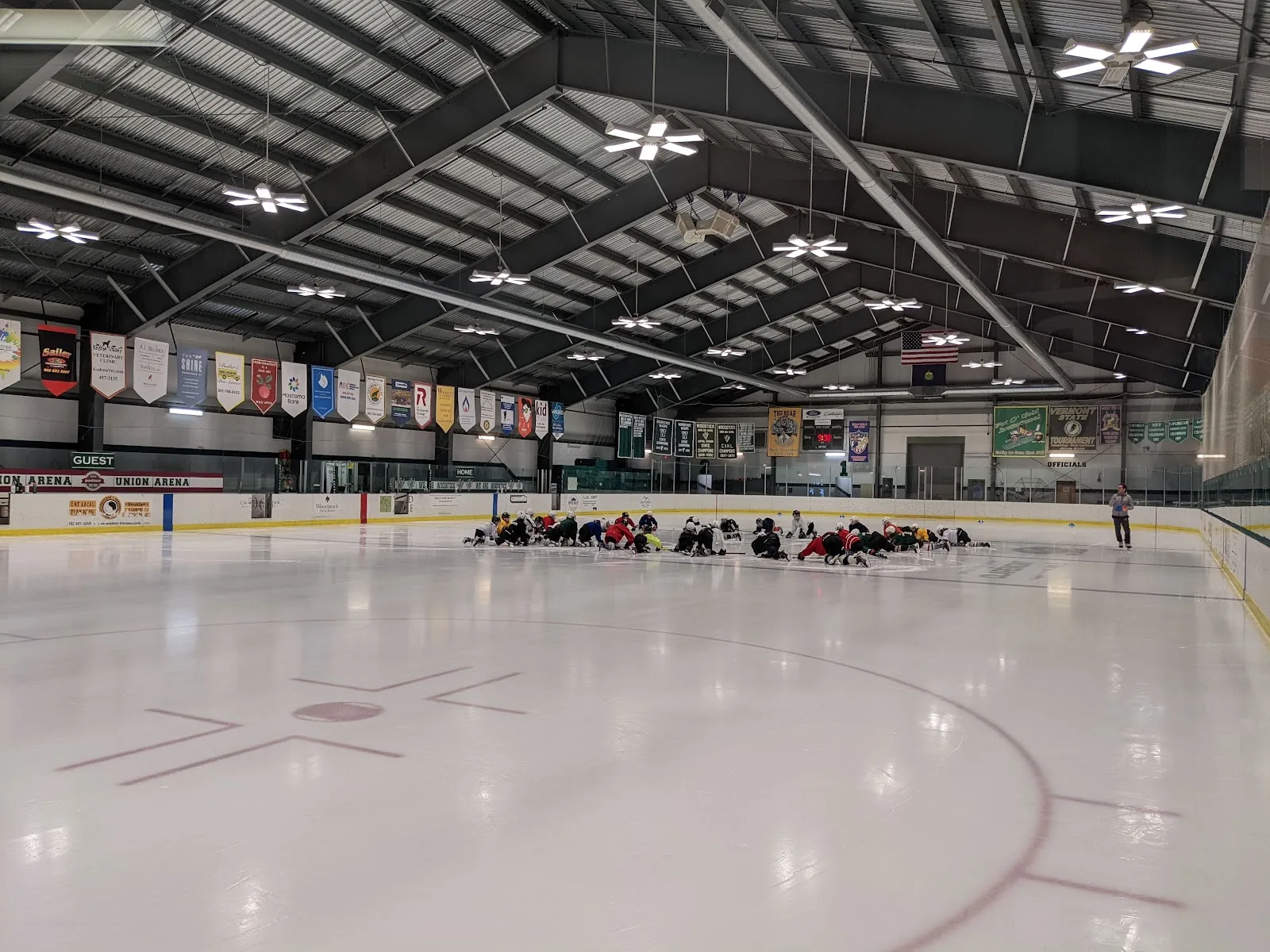 El hielo y las vigas de Union Arena en Woodstock, Vermont — Union Arena Community Center