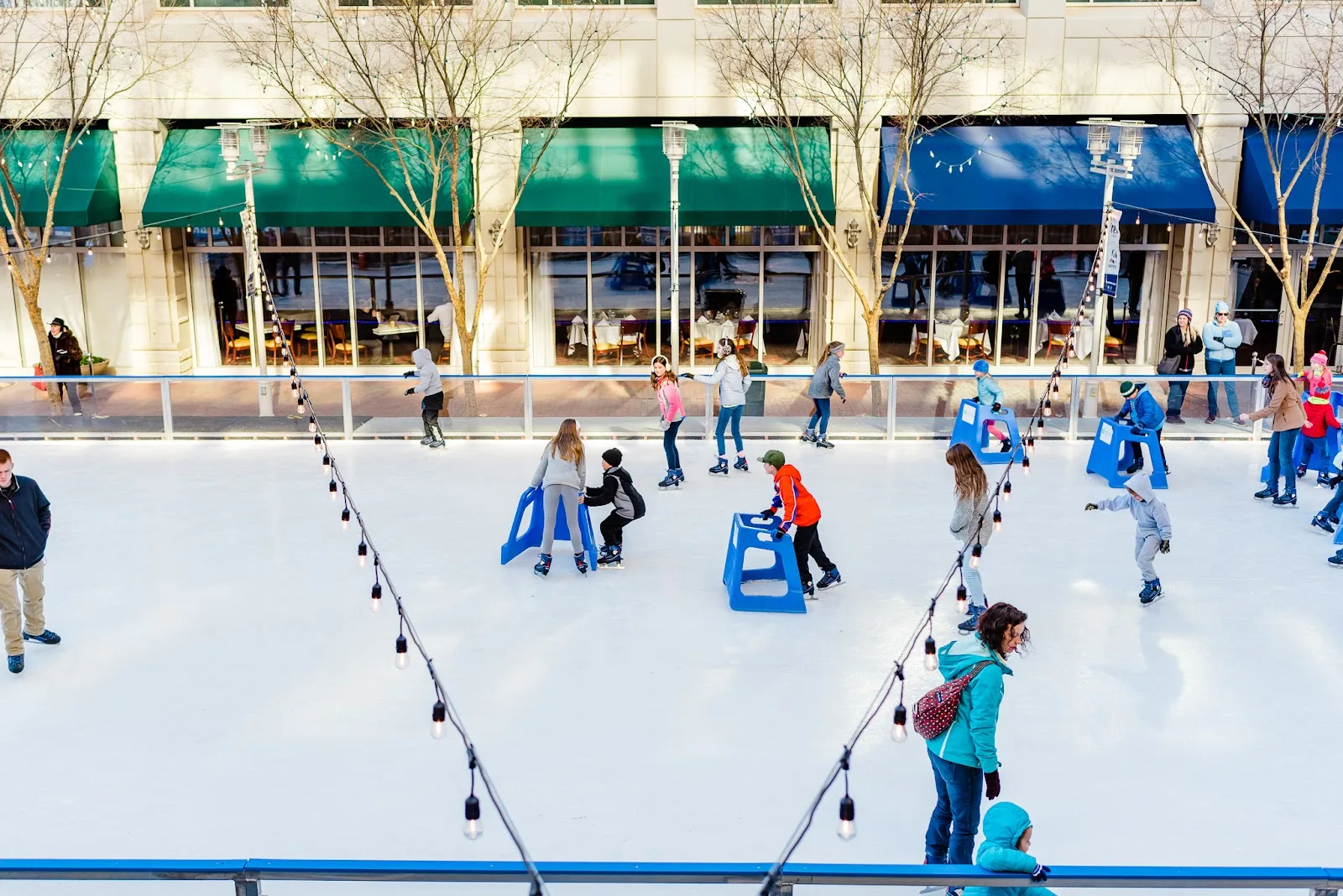 Patinadores sobre el hielo en United Community Ice on Main, en el centro de Greenville (foto de la ficha de Google Maps). — United Community Ice on Main