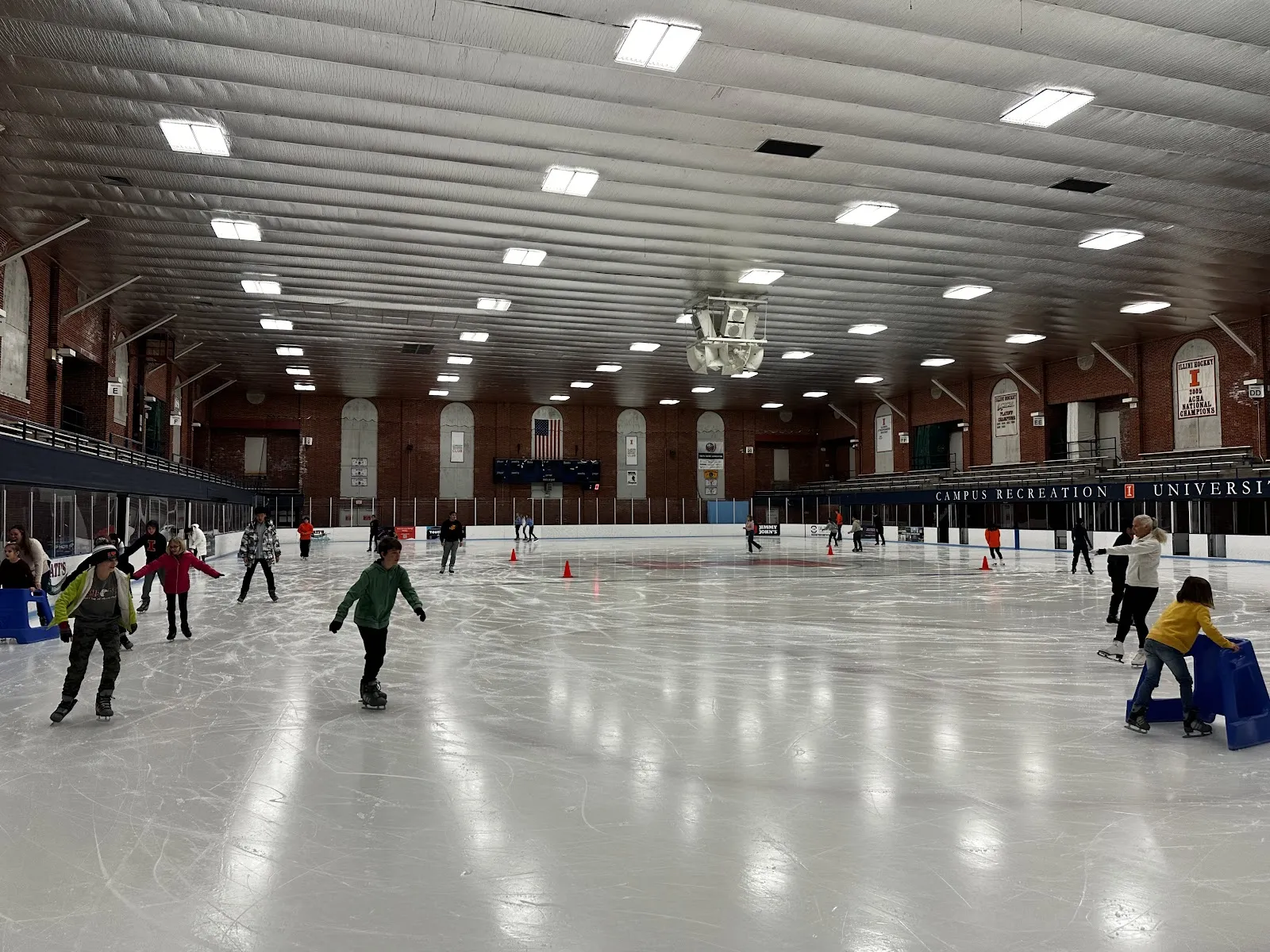 University of Illinois Ice Arena durante una sesión de patinaje público, con patinadores en el hielo bajo el techo abovedado — University of Illinois Ice Arena
