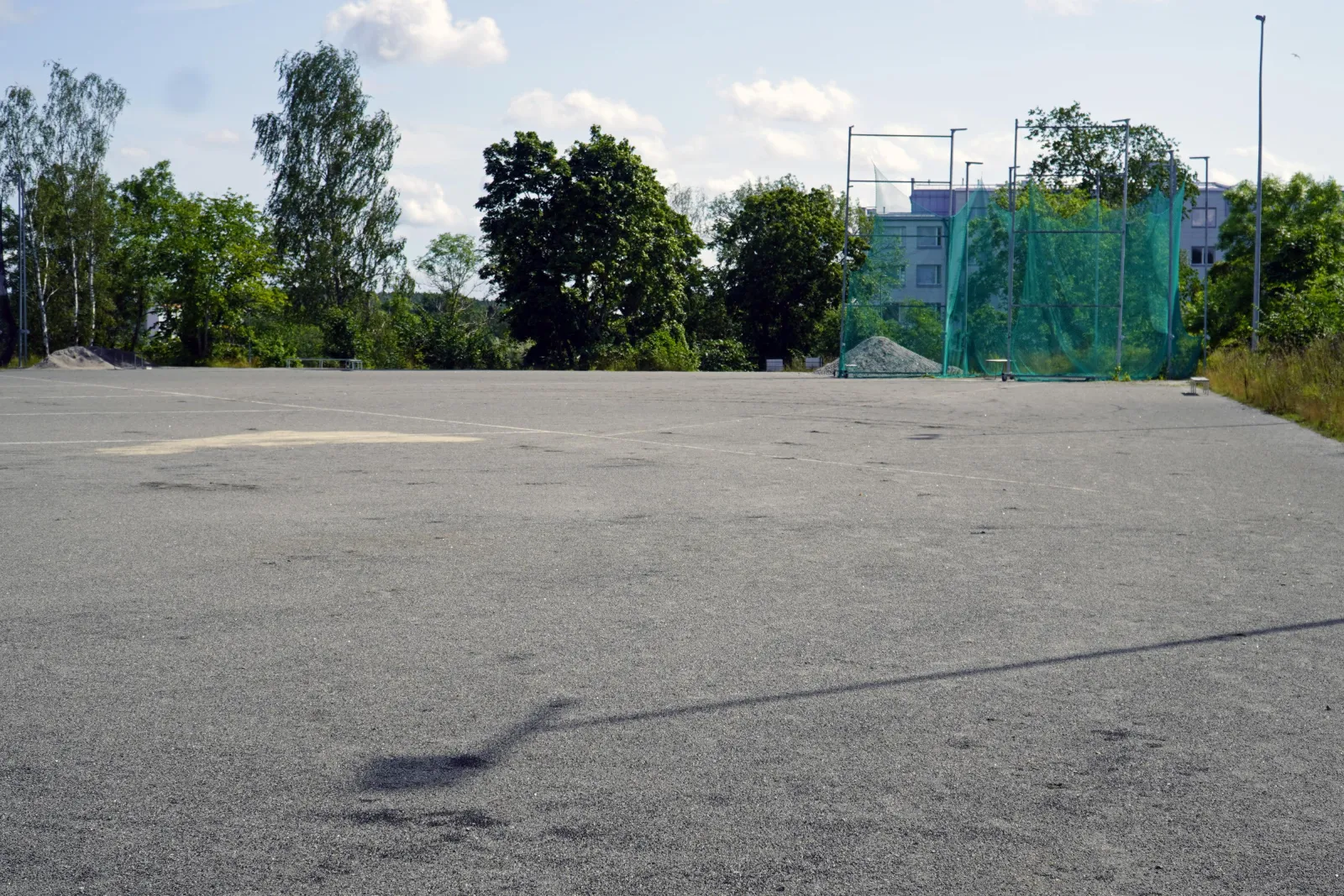 The Urheilupuiston yläkentän field in summer, a ball field with a gravel (stone-dust) surface with goals; the City of Turku freezes its fields into skating fields in winter. — Urheilupuiston yläkentän luistelukenttä