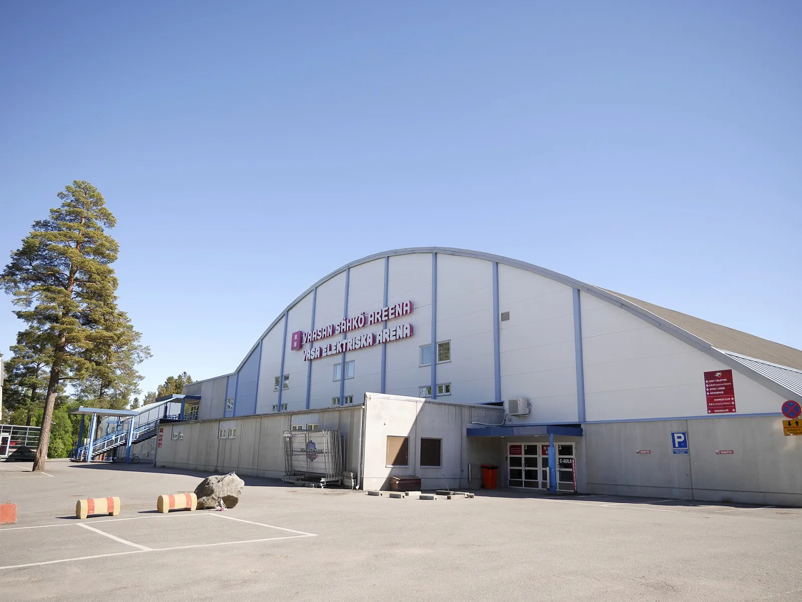 Vaasan Sähkö Areena pysäköintialueelta nähtynä, 2018 – Vaasan Sähkö Areena