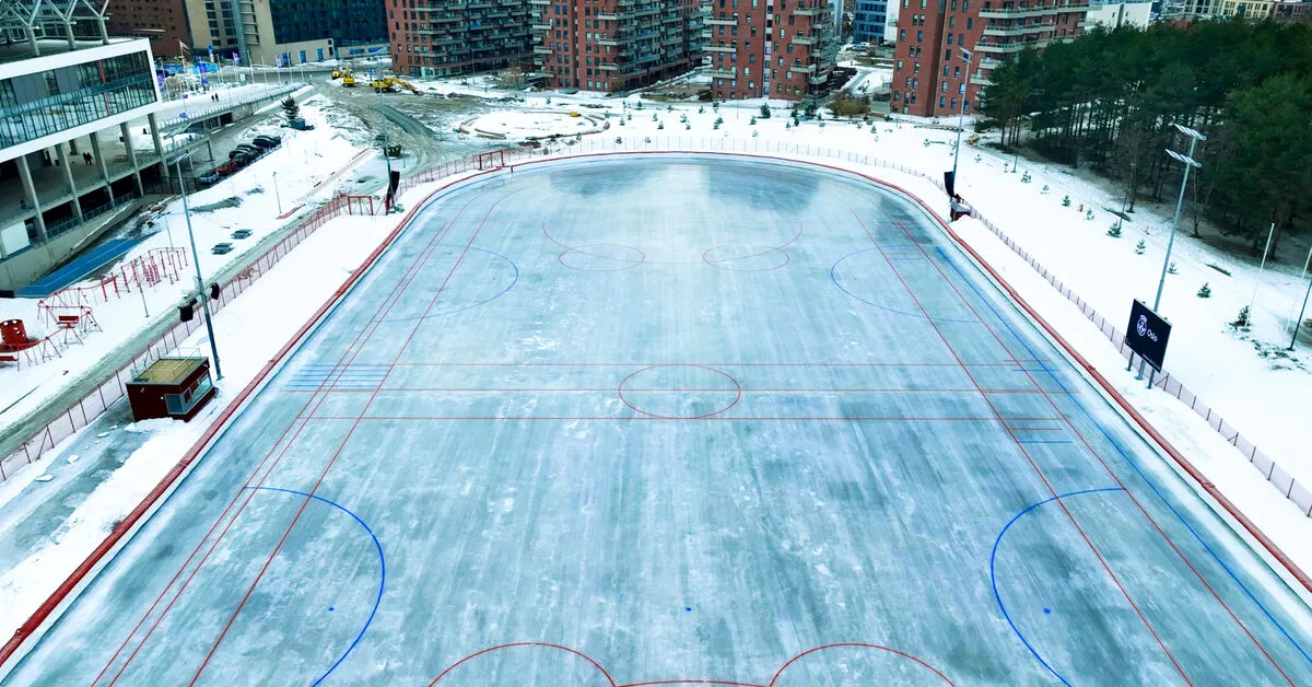 Valle Hovin stadion: den 400 m lange ovalen med kunstis og bandybanen markert inni, sett ovenfra. — Valle Hovin stadion