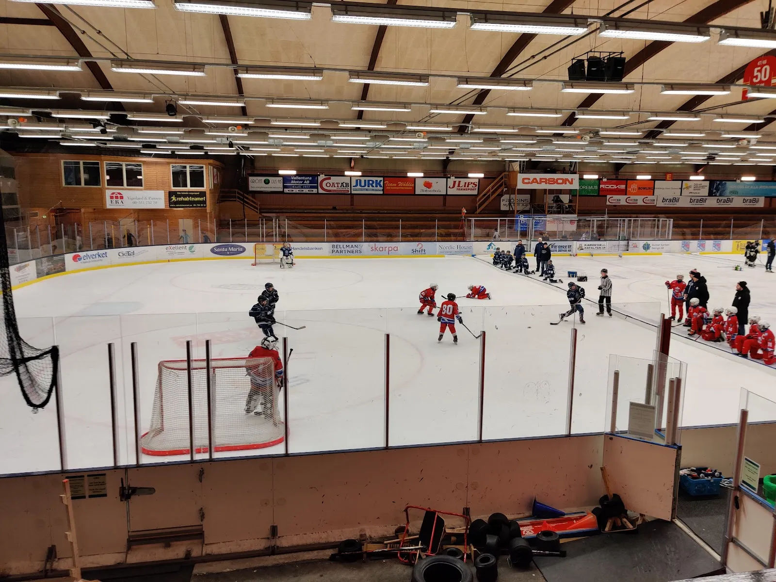 The ice of Vallentuna ishall during a youth practice, seen from the boards — Vallentuna ishallar