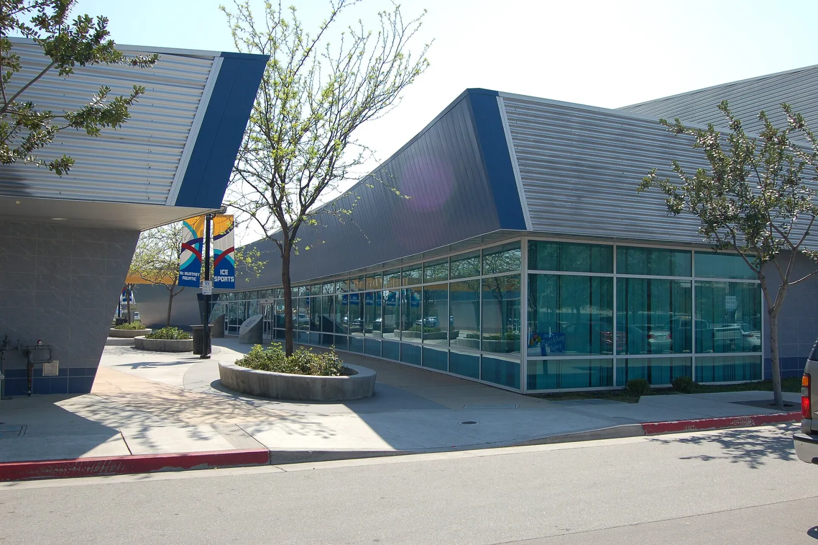 La entrada del Bakersfield Ice Sports Center (ahora Valley Children's Ice Center of Bakersfield), fotografiada en 2011. — Valley Children's Ice Center of Bakersfield