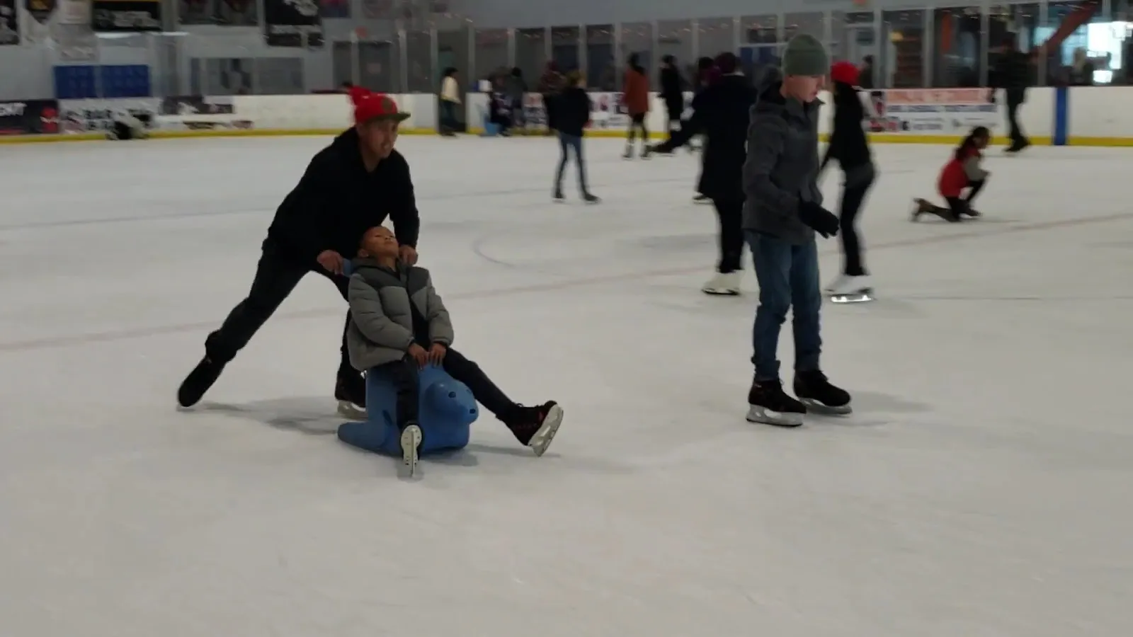 Patinadores en el hielo del Valley Children's Ice Center de Bakersfield. — Valley Children's Ice Center of Bakersfield