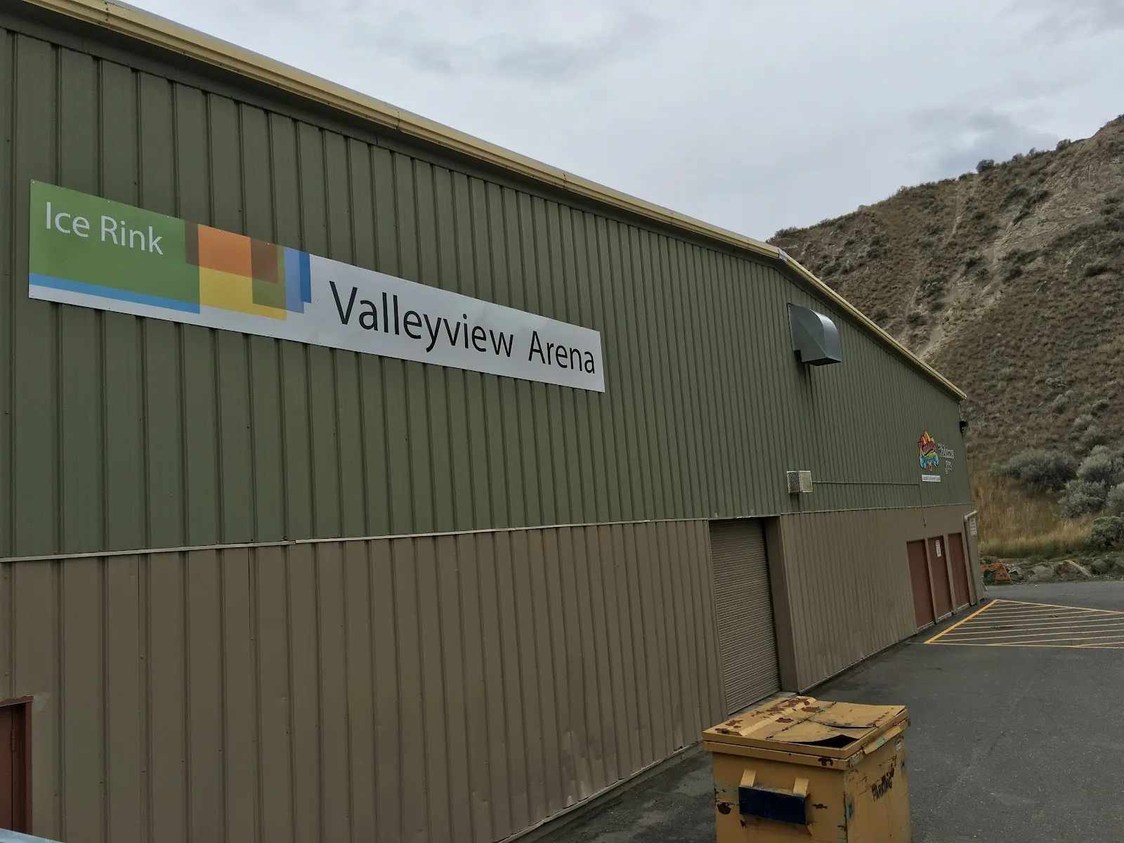 El edificio metálico verde de Valleyview Arena con su letrero de Ice Rink. — Valleyview Arena